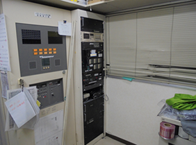 取付作業の実例 非常放送設備 アンプ 取付前
