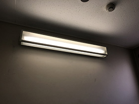 取付作業の実例 階段通路誘導灯 取付作業前