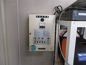取付作業の実例 防火シャッター 制御盤 取付作業前