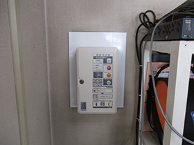 取付作業の実例 防火シャッター 制御盤 取付作業後