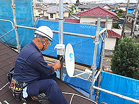 パラボラアンテナ　設置作業中